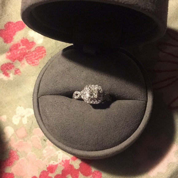 Vera Wang Love Collection Engagement Ring 2K - Picture 2 of 3